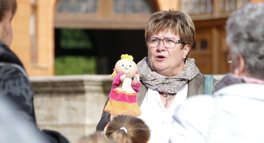 Bild: Stadtf&uuml;hrerin Heike G&uuml;nther mit ihrer Handpuppe "Prinzessin G&uuml;ntherine" 