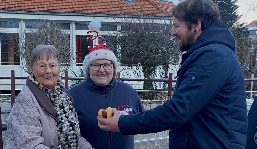 Bild: Faru Simon, Frau Heise und Herr Kunz haben Spa&szlig; beim Grillen in der AWO Seniorenresidenz "Udo-Stiemerling-Haus"