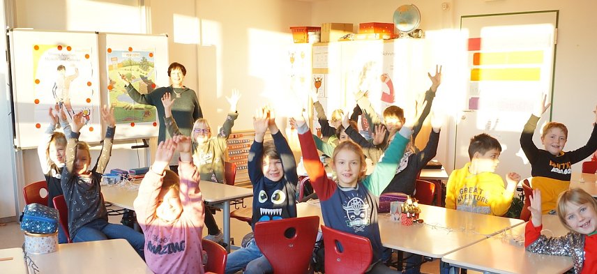 Bild: Unterst&uuml;tzung durch die Rotarier und Lions. Hier mit Hildegard Seidel im Klassenzimmer