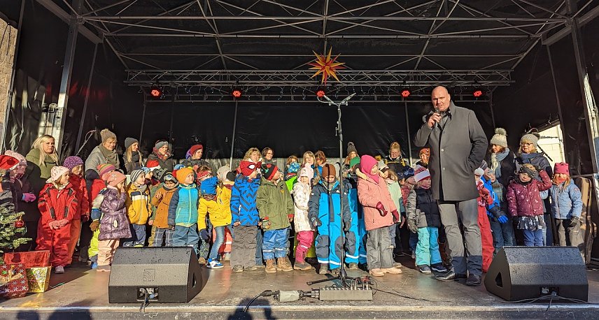 Bild: B&uuml;rgermeister Grimm er&ouml;ffnete den Sonderh&auml;user Weihnachtsmarkt 2022