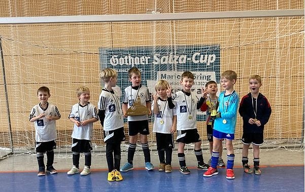 Bild: Die strahlenden Sieger nach ihrem ersten Pokalsieg: Preu&szlig;en Bad Langensalzas Bambinis