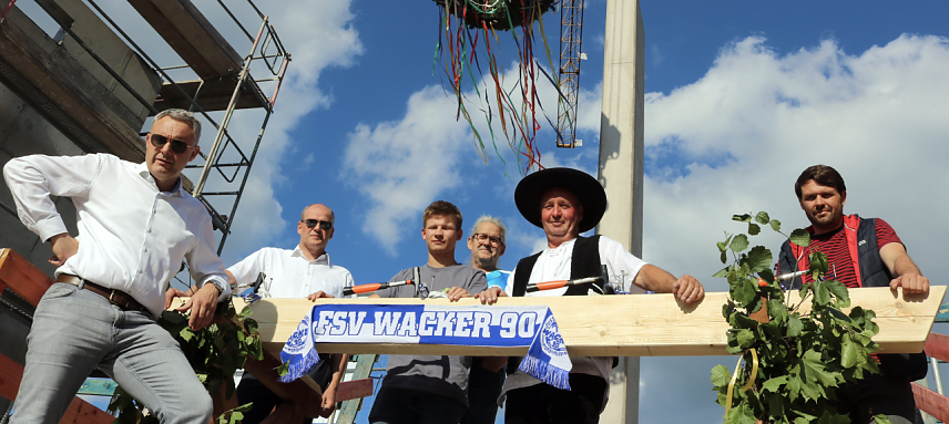 Bild: Richtfest am Albert-Kuntz-Sportpark - im Landkreis wurden im Jahr 2022 viele Projekte vorangebracht