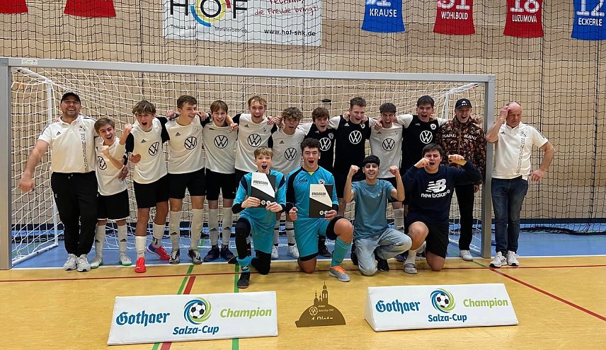 Bild: Die B-Juniorrn des FSV Preu&szlig;en feierten ausgelassen ihren Tiurniersieg