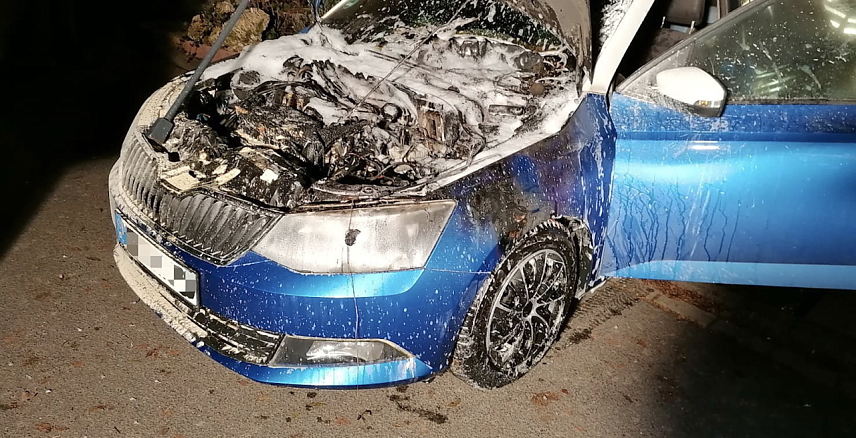 Bild: Der erste Einsatz im neuen Jahr - ein brennendes Fahrzeug musste gel&ouml;scht werden