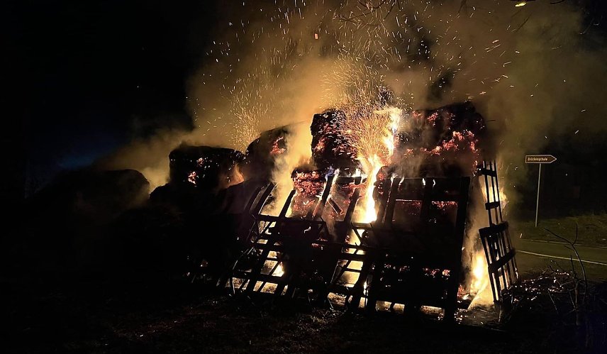 Bild: Strohballen brannten in der Silvesternacht in Aschara 