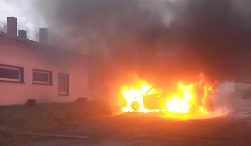 Bild: Fahrzeug brannte komplett nieder