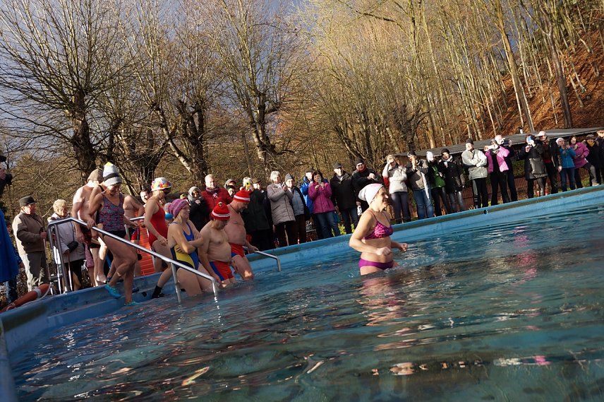 Bild: Anbaden im Neust&auml;dter Waldbad