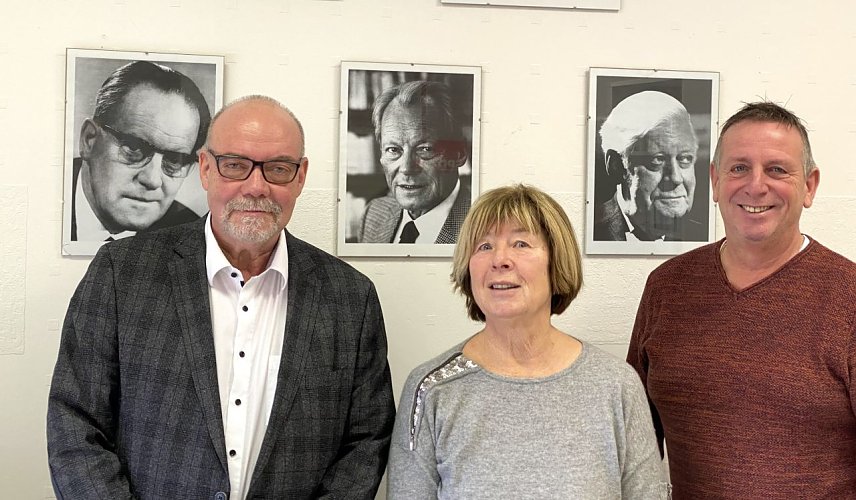 Bild: Geballte Erfahrung vor politischen Vorbildern: Die Nordh&auml;user SPD-Spitze mit Hans Georg M&uuml;ller, Barbara Rinke und Andreas Wieninger 