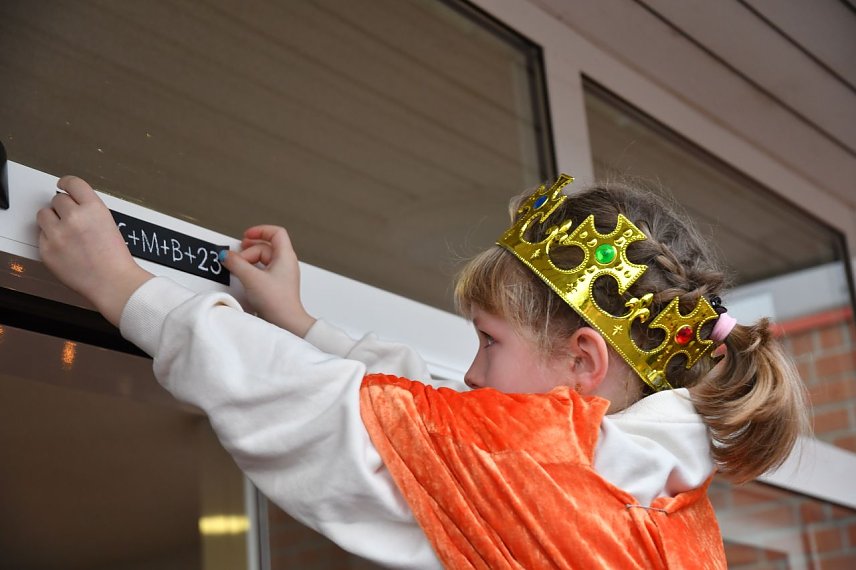 Bild: Sternsinger bringen Segen an