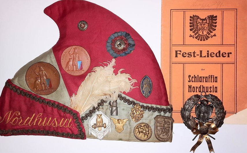 Bild: Ein wiederentdeckter "Helm" der alten Nordhusia mit einem originalen Gesangsbuch aus dem fr&uuml;hen 20. Jahrhundert