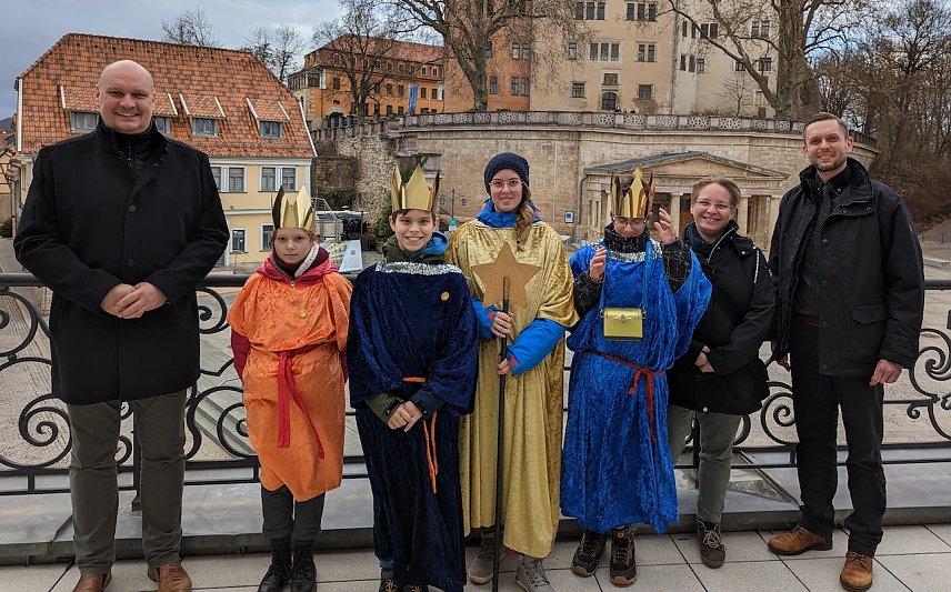 Bild: Sternsinger &uuml;berbringen Segensw&uuml;nsche an den B&uuml;rgermeister von Sondershausen Steffen Grimm 1.v.l. 