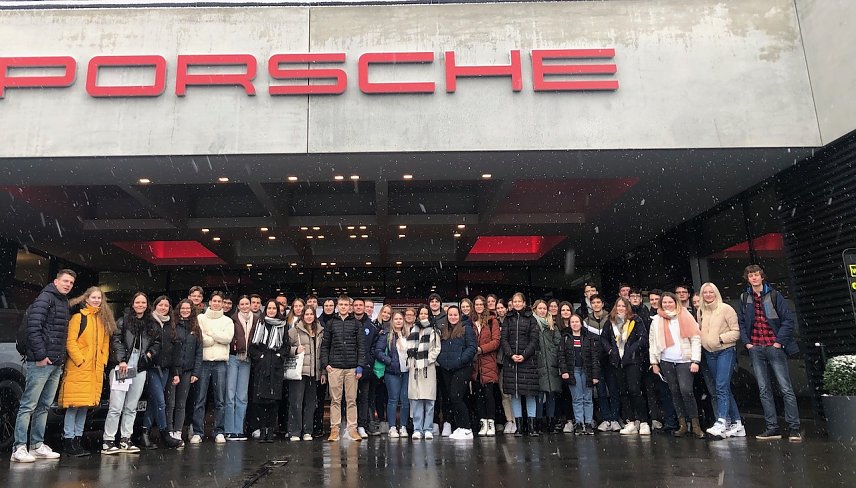 Bild: Schiller-Gymnasiasten besuchten das Porsche Werk in Leipzig