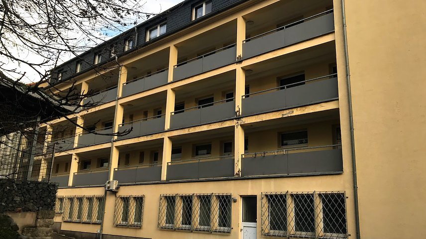 Bild: Blick auf die R&uuml;ckseite der Rautenstra&szlig;e 1, die Laubeng&auml;nge sollen saniert und ein Fahrtstuhl angebaut werden, so dass alle 32 Wohnungen barrierefrei erreichbar sind