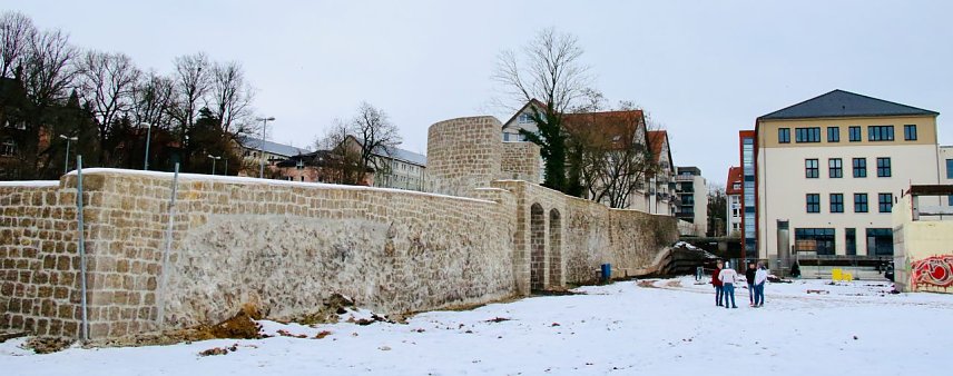 Bild: Rund 200 Meter Stadtmauer wurden am Humboldt-Gymnasium saniert, knapp 25 Metern fehlt noch der letzte Schliff