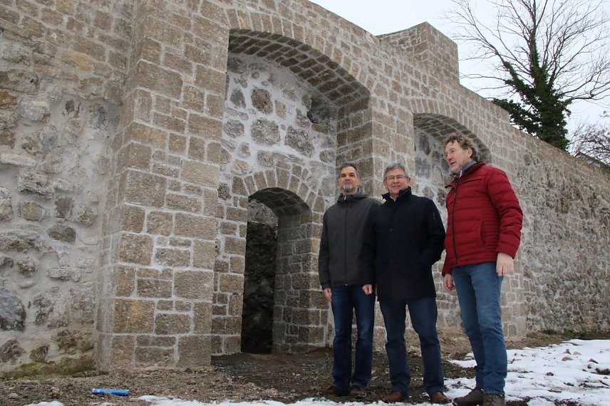 Bild: v.l.: Oberb&uuml;rgermeister Kai Buchmann, Schulleiter Volker Vogt und Bauplaner Gerhard Knobloch vor dem Eingang zum Pulverturm, dessen Inneres man vom Schutt des letzten Jahrhunderts befreit hat