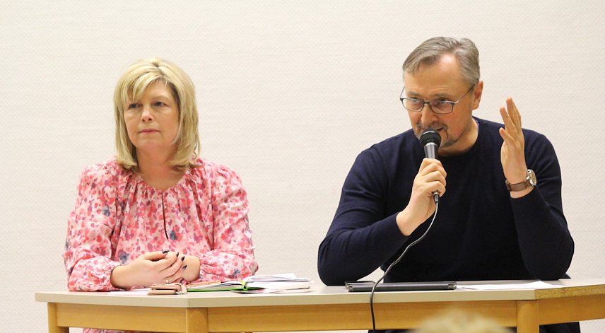 Bild: Cordula Eger begleitete ihren Parteigenossen Torsten Wolf gestern auf seiner Werbetour f&uuml;r ein neues Schulgesetz