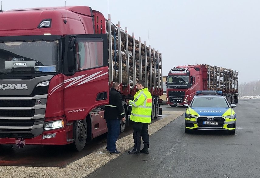 Bild: &Uuml;berladene polnische Holztransporter auf der A4