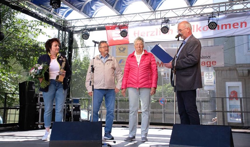 Bild: Uli Ebert (r.) zeichnete beim letzten Weinfest noch die beiden Altstadtoriginale aus. In diesem Jahr wird es kein Weinfeste mehr geben 