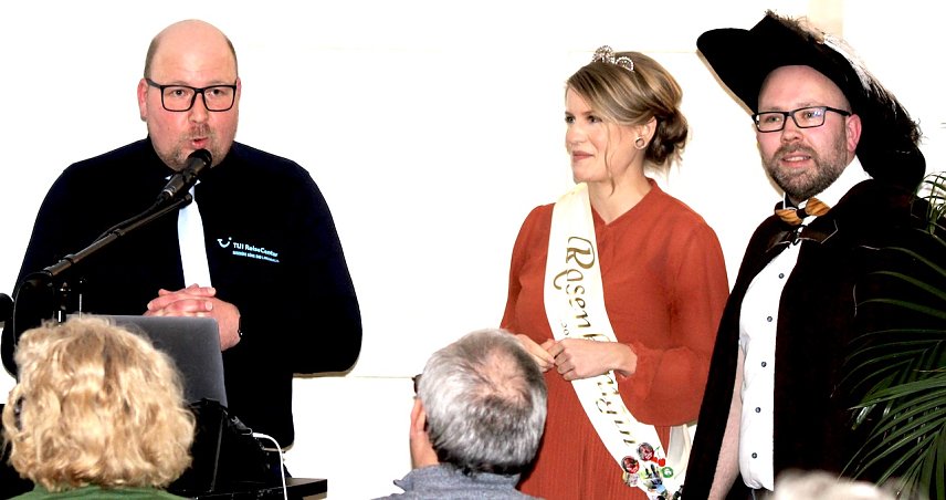 Bild: Veranstalter Christian K&ouml;nig und Martin Braun, unterst&uuml;tzt von der Rosenk&ouml;nigin, begr&uuml;&szlig;en Ihre G&auml;ste im  Bad Langensalzaer Schl&ouml;sschen
