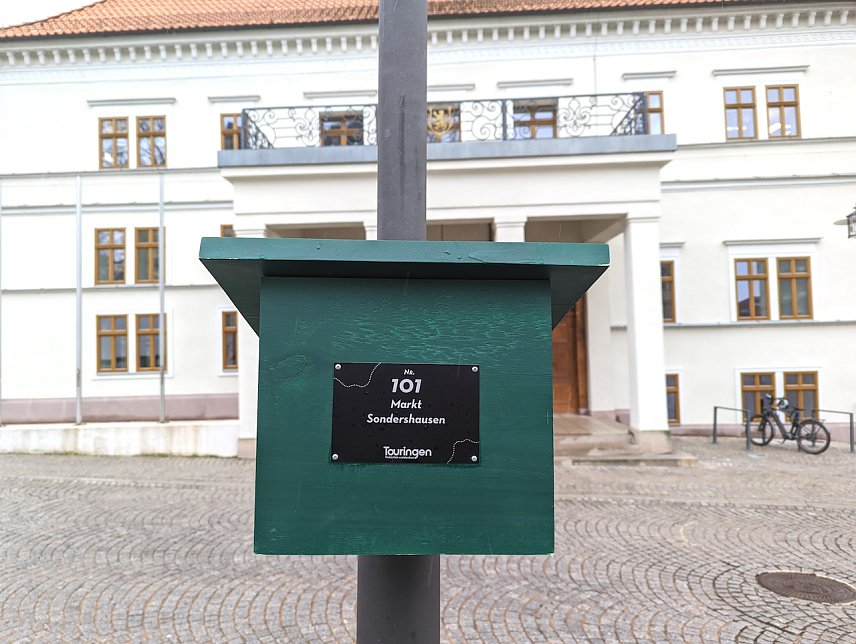 Bild: Gr&uuml;ner Kasten vor dem Sondersh&auml;user Rathaus