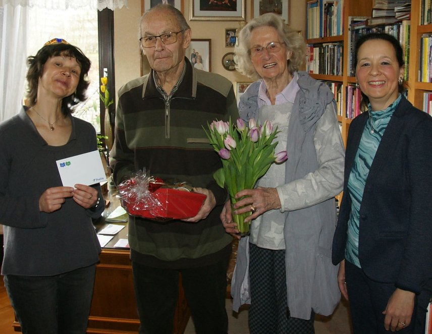 Bild: F&uuml;nf Geschichten sind bislang eingesendet worden. K&uuml;rzlich wurde Verfasser Bernhard Sourell (2.v.l) mit einem Preis gew&uuml;rdigt, den Nancy Ziesemann (1.v.l), sowie Vera Angelstein (r.) von der Kreissparkasse Nordhausen &uuml;berbrachten. Christa Sourell (3.v.l) unterst&uuml;tzt ihren Mann, der zahlreiche Erinnerungen seines bewegten Lebens zu Papier bringt, unter anderem zum Ziegelwerk Sourell in Nordhausen.
