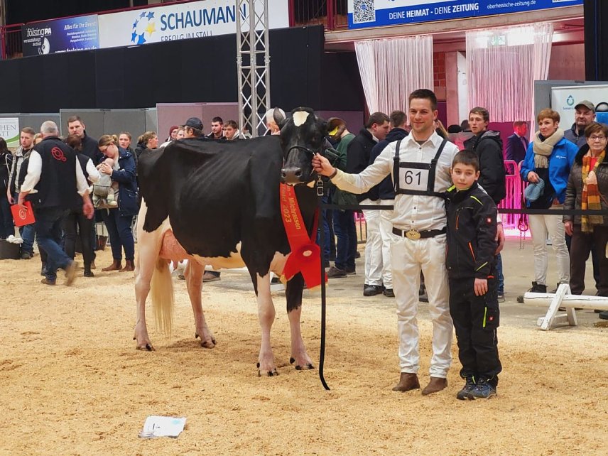 Bild: "Grand Champion" Charis und die n&auml;chste Generation der S&uuml;dharzer Rinderz&uuml;chter der Familie Gerbothe