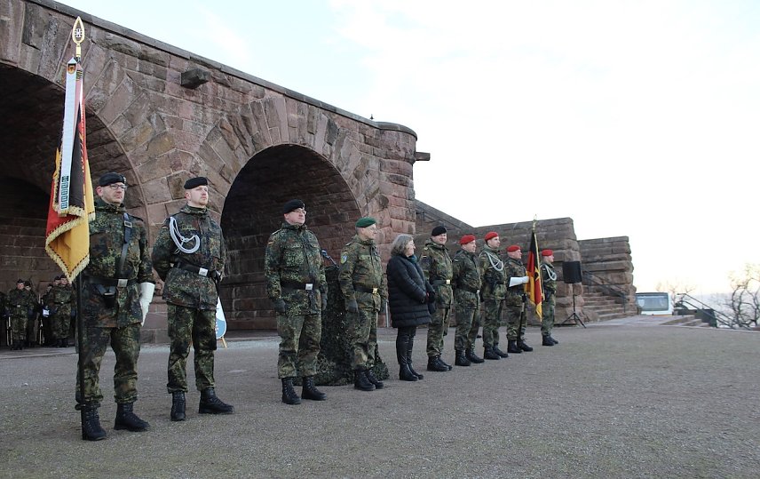 Bild: Verleihung des Fahnenbandes am Kyffh&auml;user Denkmal