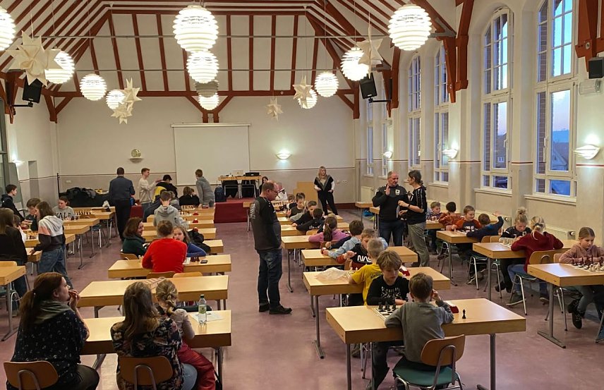 Bild: Die Kreismeisterschaften im Schach sorgten f&uuml;r eine volle Aula am Herder-Gymnasium