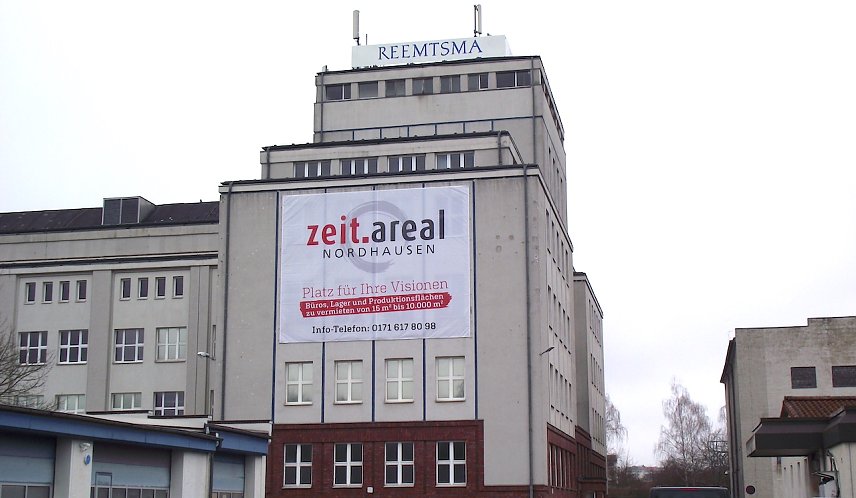 Bild: In gro&szlig;er Beschriftung ist auf Leinw&auml;nden ersichtlich, was in  dem Objekt der ehemalige Reemtsma-Fabrik einziehen und mit neuem Leben erweckt werden k&ouml;nnte.