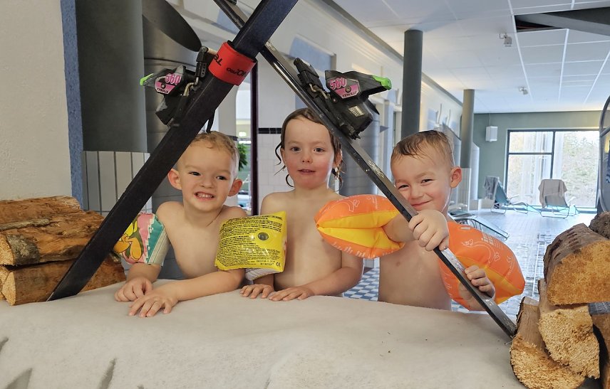 Bild: Gustav, Emil und Albert genie&szlig;en das winterlich bayrische Ambiente im Badehaus