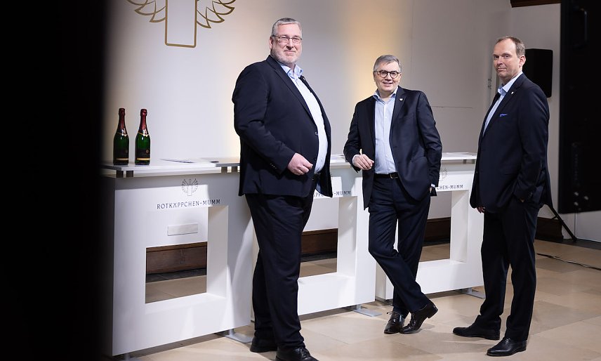 Bild: Die Gesch&auml;ftsf&uuml;hrer Christof Queisser CEO � Vorsitzender der Gesch&auml;ftsf&uuml;hrung, Frank Albers CFO � Gesch&auml;ftsf&uuml;hrer Controlling, Finanzen, IT, Personal und Dr. Mike Eberle COO � Gesch&auml;ftsf&uuml;hrer Produktion, Qualit&auml;tsmanagement, Technik, Einkauf, Supply-Chain-Management