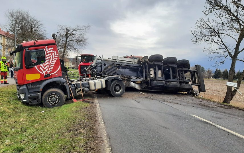 Bild: G&uuml;lletransporter verunfalltt auf B86 und sorgt f&uuml;r eine Vo&ouml;&ouml;sperrung