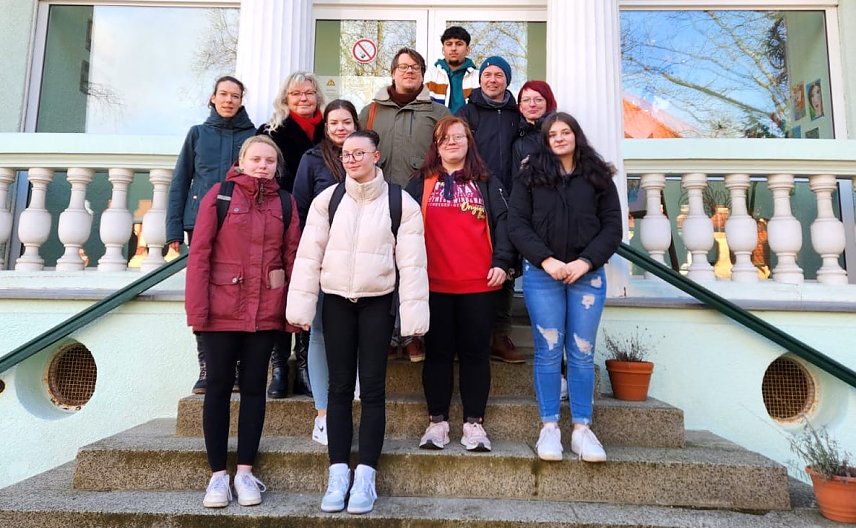 Bild: Azubis vorm Familienzentrum