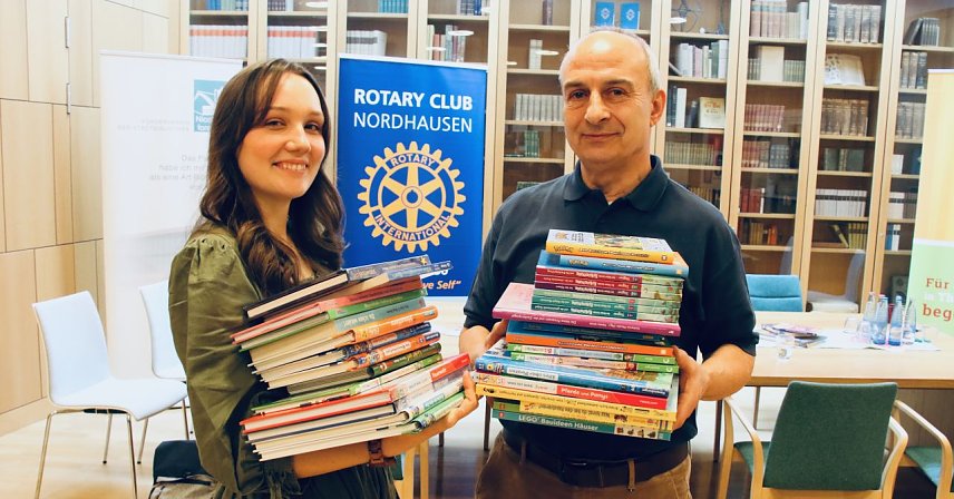 Bild: Gunnar Haase vom Nordh&auml;user Rotary Club konnte Susanne Aschhoff's Kinderbibliohtek heute reichlich neues Lesefutter &uuml;berreichen