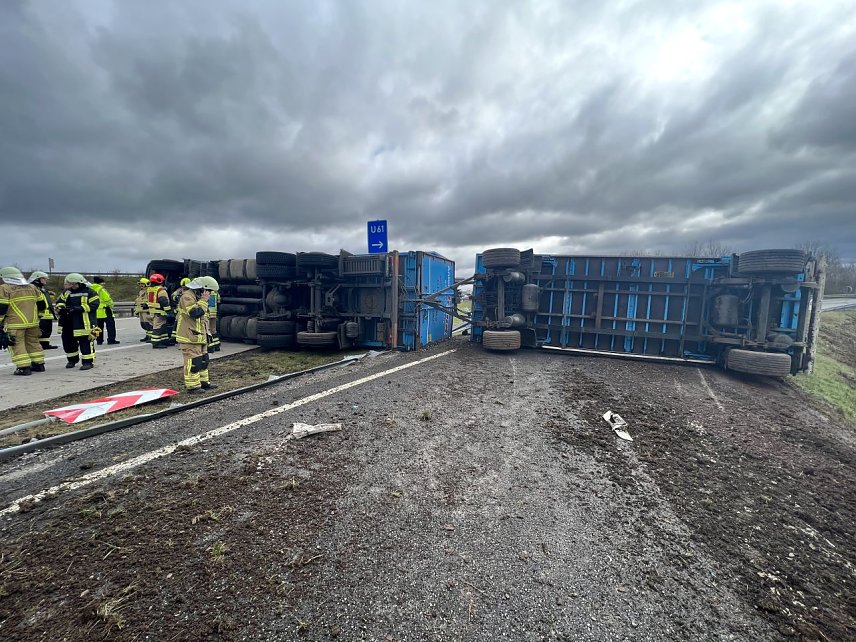 Bild: Umgest&uuml;rzter Lkw an der Anschlussstelle Heringen