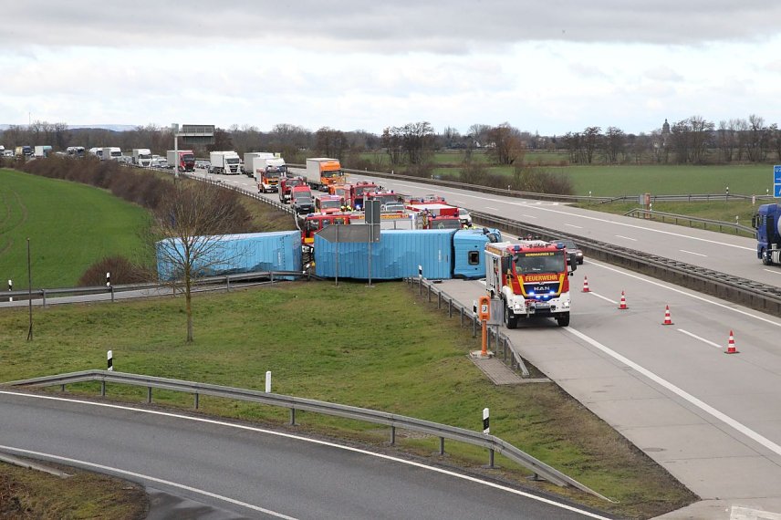 Bild: Umgest&uuml;rzter Lkw an der Anschlussstelle Heringen