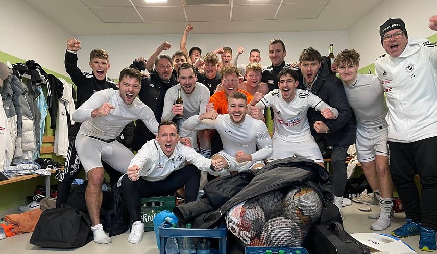 Bild: Siegerfoto aus der Kabine nach dem Spiel