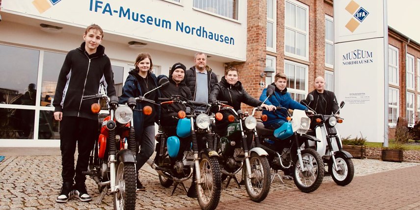 Bild: Sechs Freunde und ihre Mopeds: Daniel Heiser, Liane M&uuml;ller, Niclas Wendt,��Jaden Wendt, Leon Sawinsky, Fin Kruse und ihr Fachbetreuer Christian Hartwig