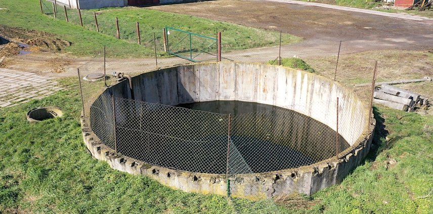 Bild: Das Sickerwasserbecken in Abtsbessingen: Fundort eines grausamen Verbrechens an Katzen?