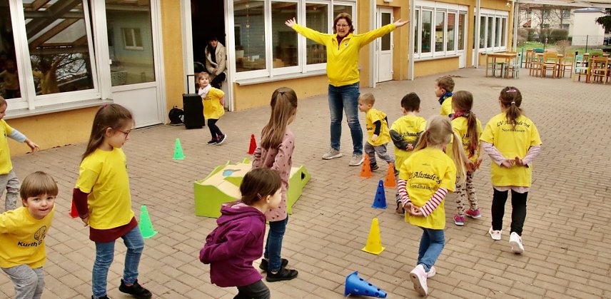 Bild: Auch im Watschelgang bleibt man fit - die Trainingsgruppe der Montessori-Kinder von Petra Hubert zeigte heute was sie alles kann