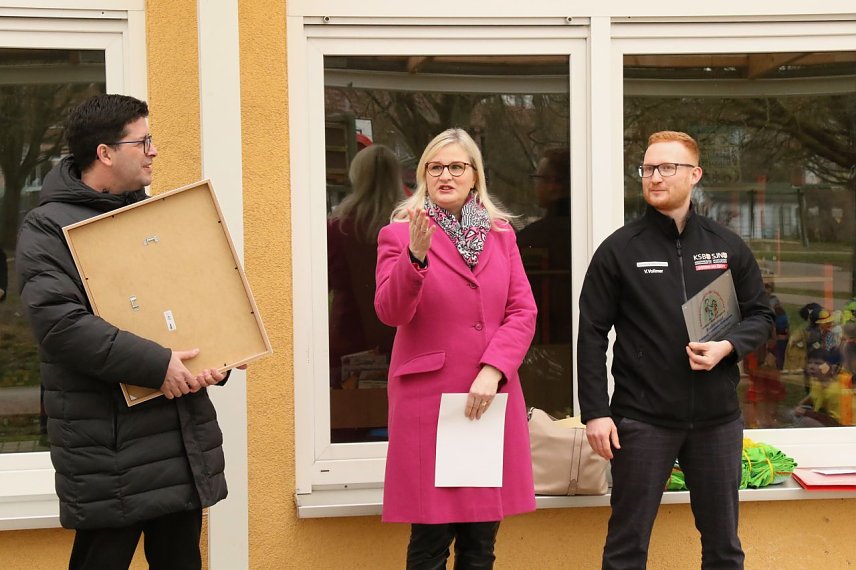 Bild: Anette Weidemann vom Landessportbund hatte neben der Auszeichnung auch noch ein paar Geschenke dabei