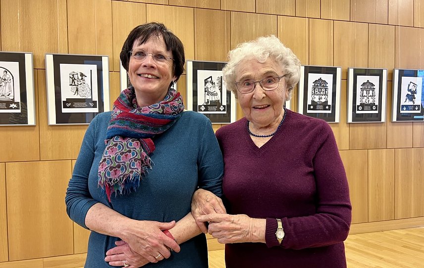 Bild: Erika Schirmer (rechts) mit Bibliotheksleiterin Hildegard Seidel