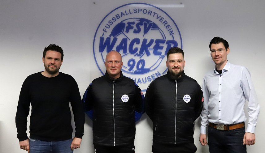 Bild: v.l.n.r: Pr&auml;sident Torsten Klaus, Christian Baethge, Cheftrainer Maximilian Dentz, Vizepr&auml;sident Philipp Hoinkis.