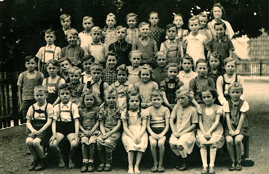 Bild: Da waren sie noch Kinder. Zwischen beiden Aufnahmen liegen &uuml;ber 50 Jahre. Heute sind es Gro&szlig;m&uuml;tter und -v&auml;ter. Wer von ihnen noch gut drauf ist, will sich zum Klassentreffen einfinden.