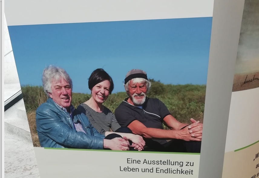 Bild: Die Ausstellung "Gemeinsam unterwegs" ist seit heute in der Bibliothek zu sehen