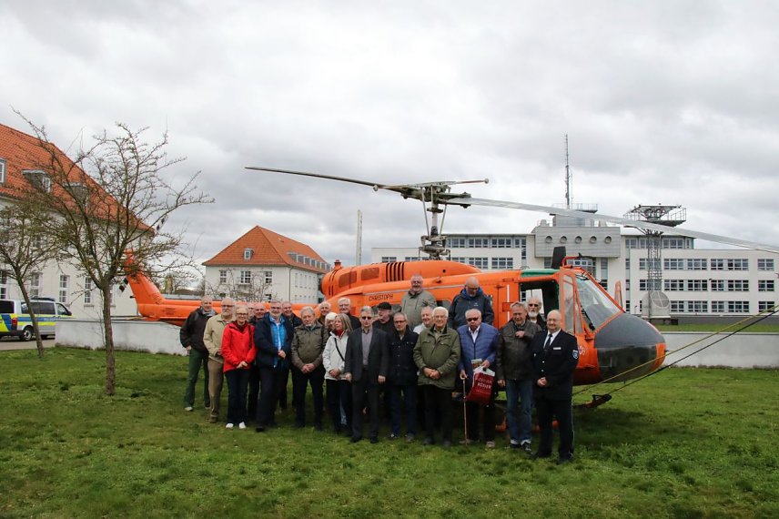 Bild: Ein Hubschrauber, viele Erinnerungen - die fliegenden Retter von damals waren bei der Nordh&auml;user Polizei zu Gast und durften ihren Hubschrauber noch einmal in Augenschein nehmen