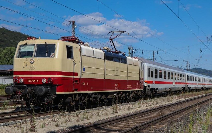 Bild: Eine E-Lok der Baureihe 181.2 im Einsatz