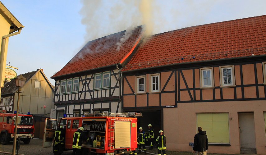 Bild: Ein Brand zerst&ouml;rte gestern ein Wohnhaus in Heringen