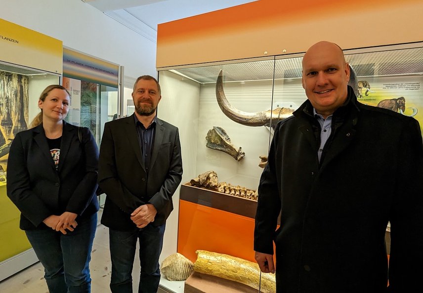 Bild: B&uuml;rgermeister Steffen Grimm (rechts) und Christin Schilling (links) demonstrierten das Ausgraben der von der 3D Schilling Gmbh gesponserte Skelett eines Moschusochsen