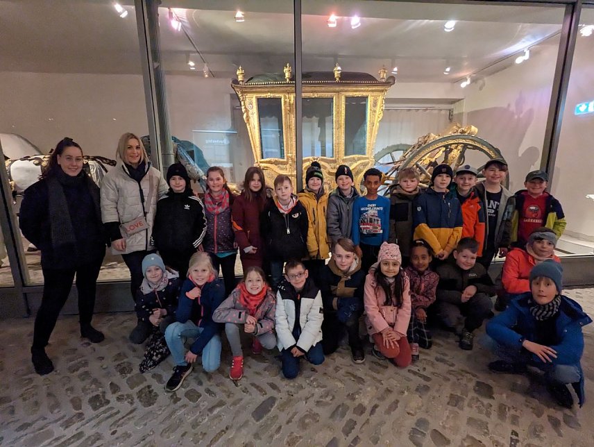 Bild: Zusammen mit Lehrerin Carolin Henfling erkundeten die Sch&uuml;ler der Klasse 3b der &Ouml;stertal-Grundschule die neuen interaktiven Kinderstationen im Schlossmuseum